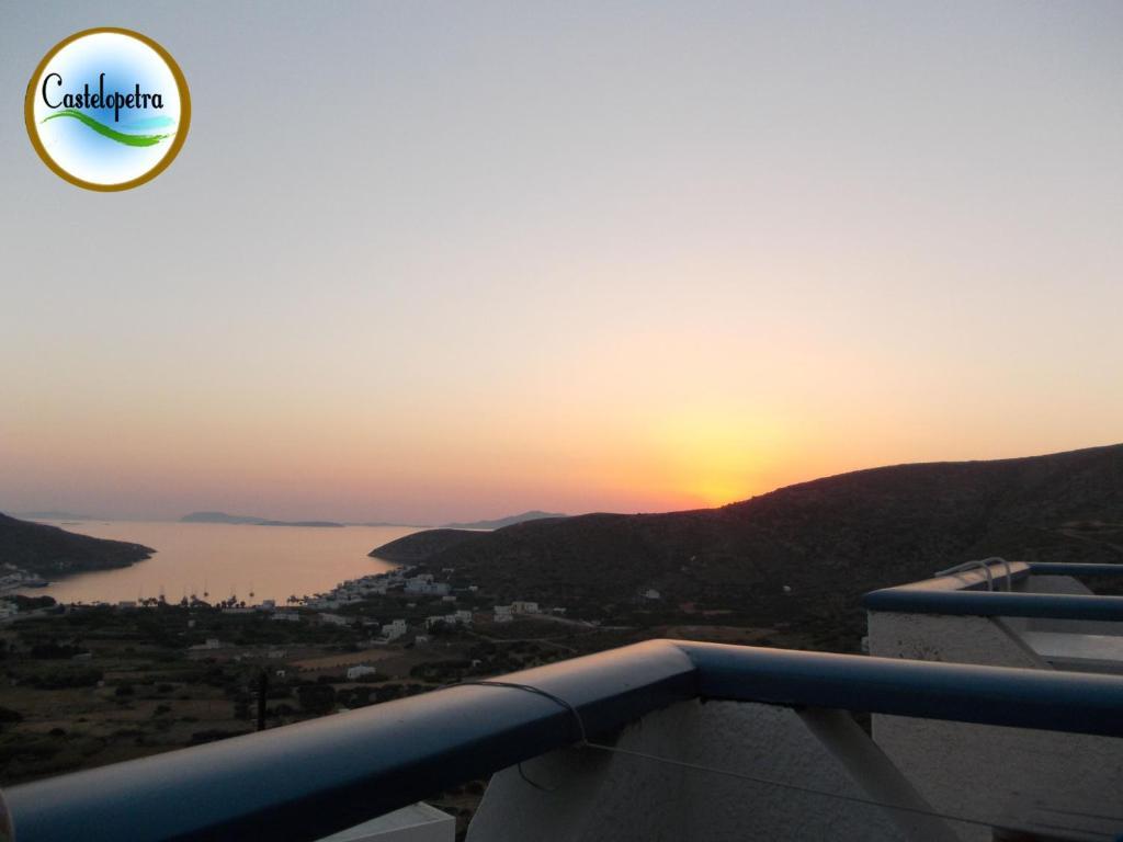 Castelopetra Aparthotel Katapola Bilik gambar